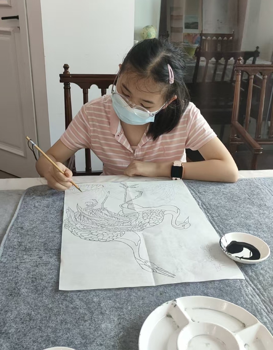 前曦同学在课堂上专注绘画的场景