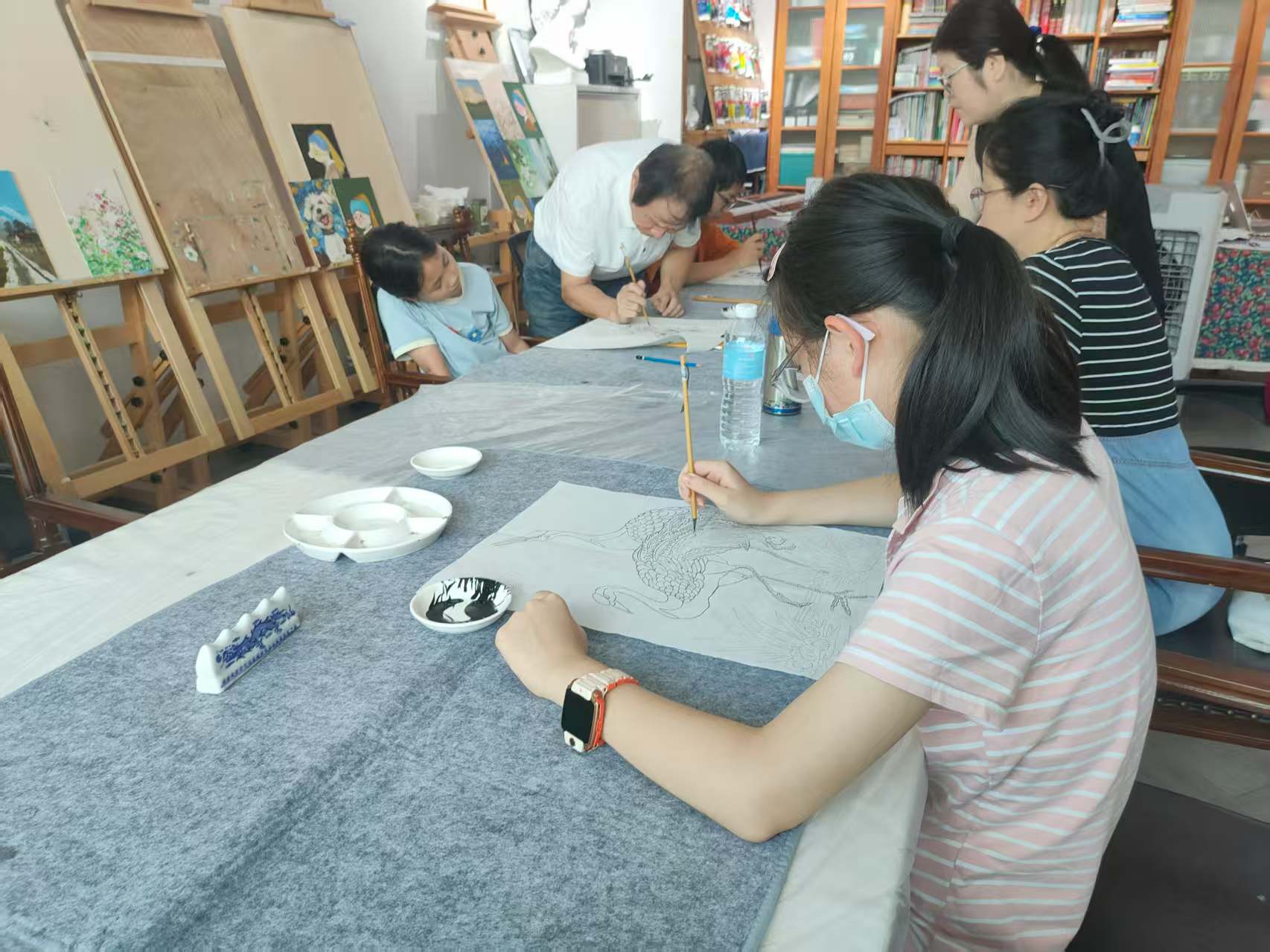前曦同学与老师交流绘画技巧