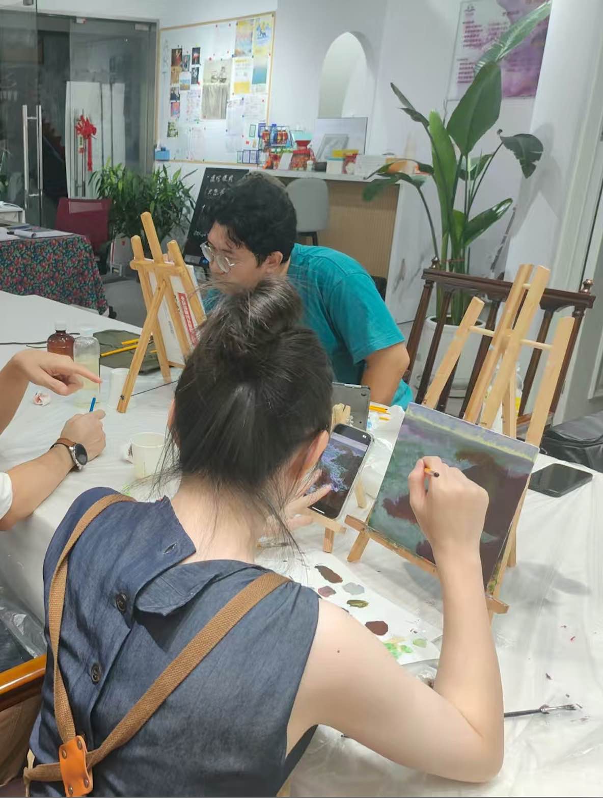 陈静同学在课堂上专注绘画的场景