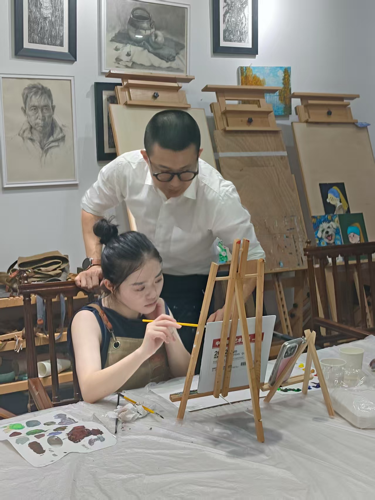 陈静同学与老师交流绘画技巧