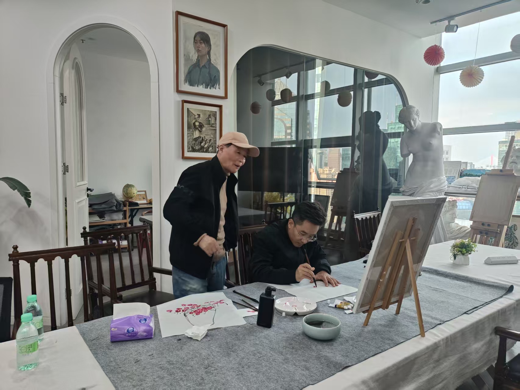 学员与老师交流绘画技巧
