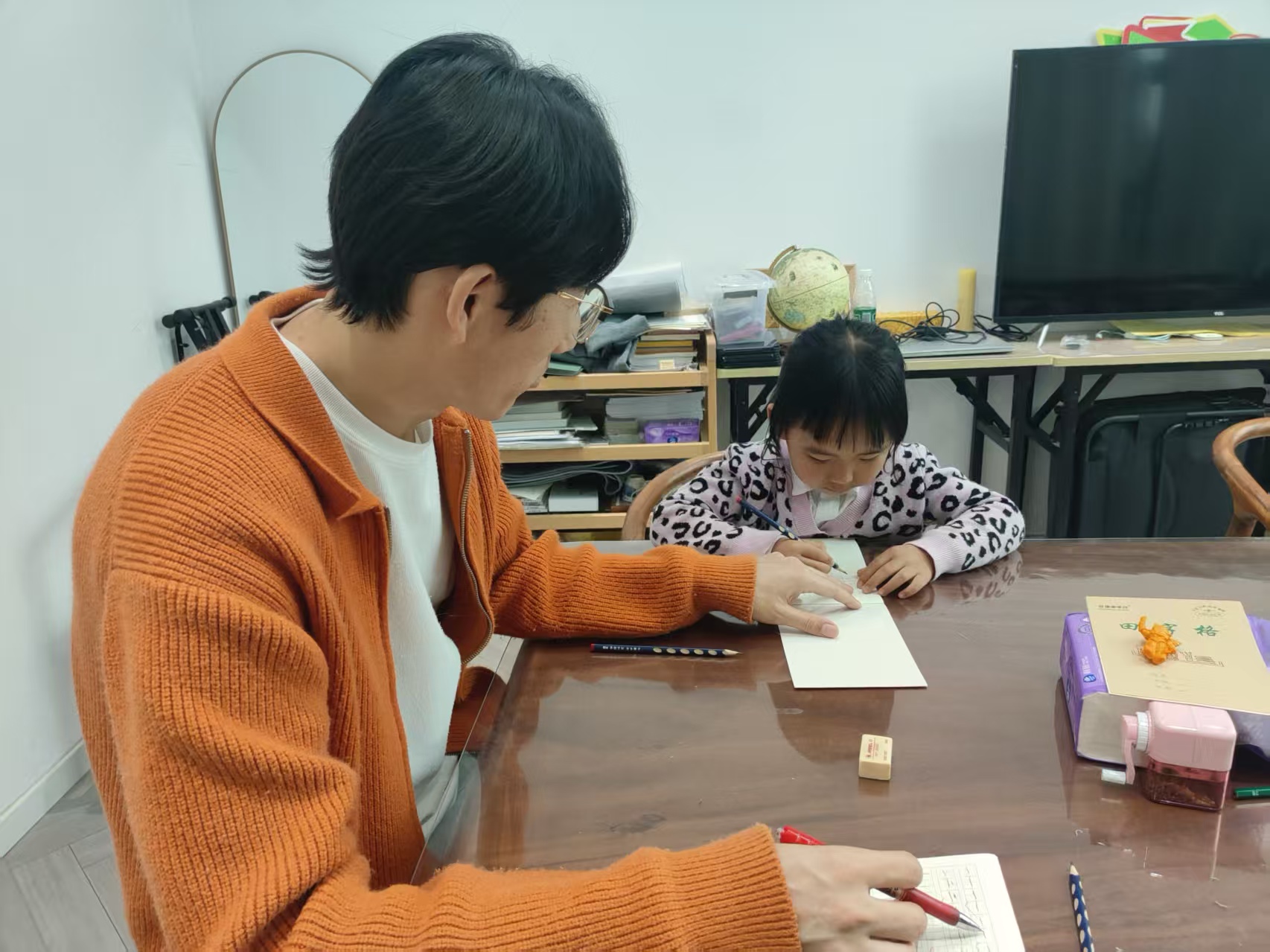 小镁同学在课堂上专注书写的场景