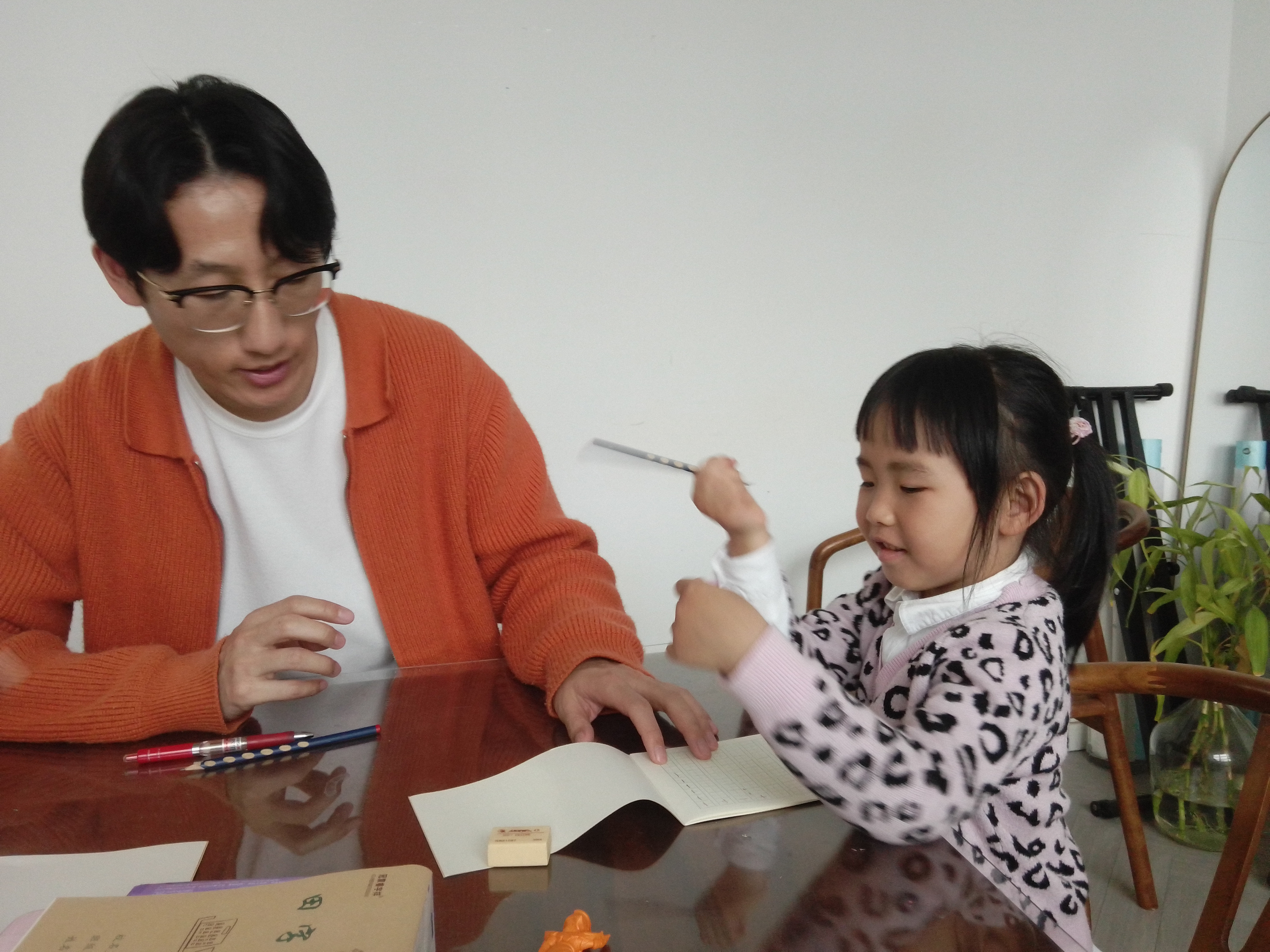 小镁同学与老师交流书写技巧