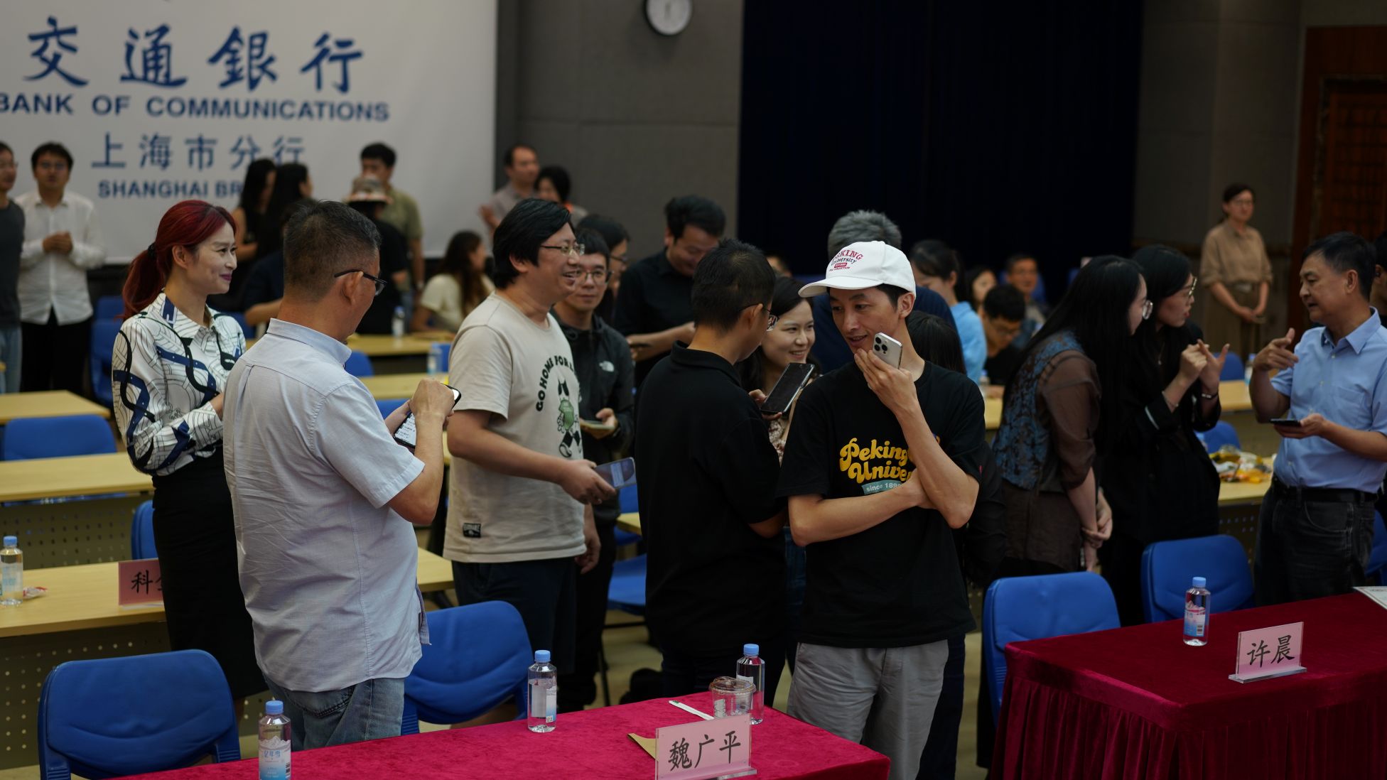 不愿离场
