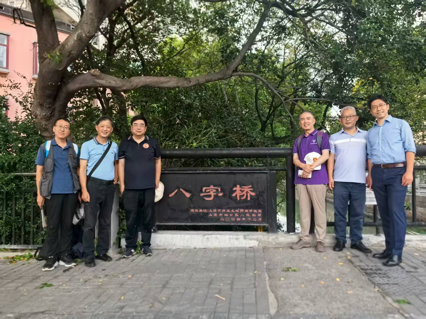 嘉宾参观八字桥抗战胜利纪念地，聆听历史讲解