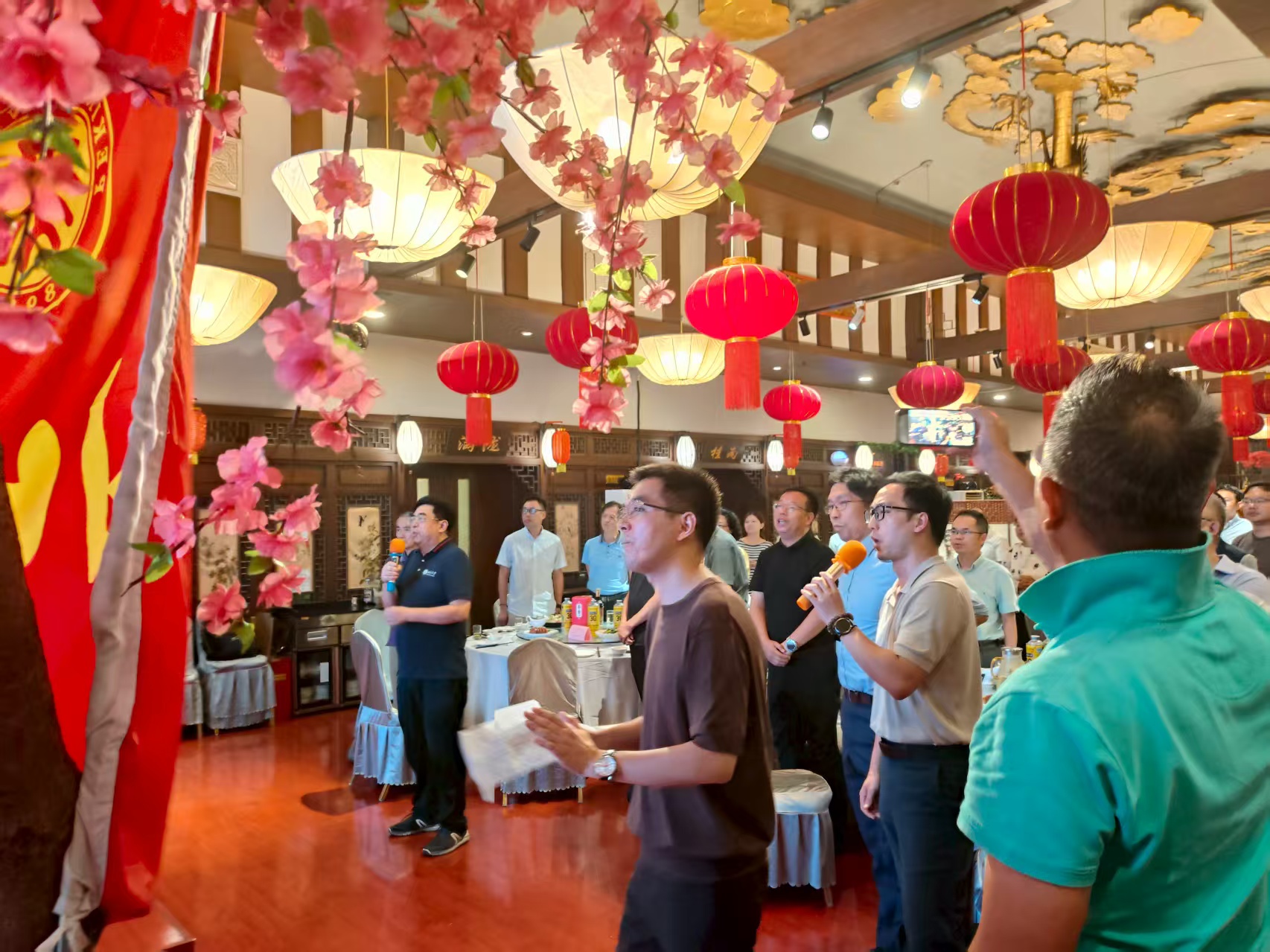 全体嘉宾合唱《歌唱祖国》