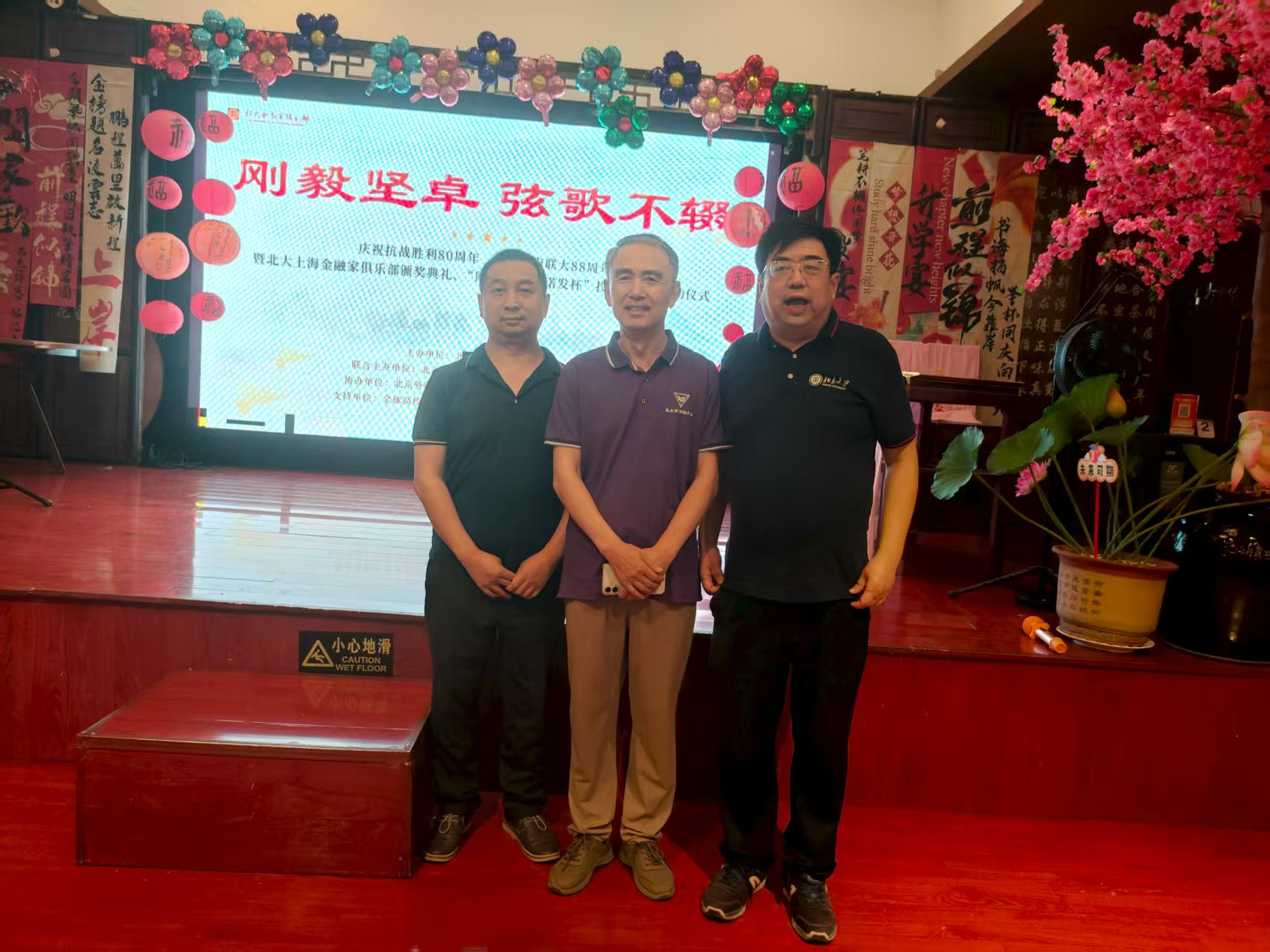 嘉宾们在活动现场交流