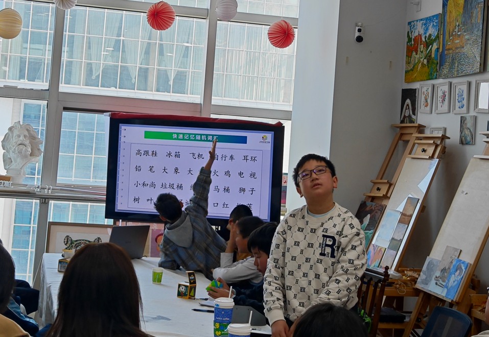 孩子积极回答问题