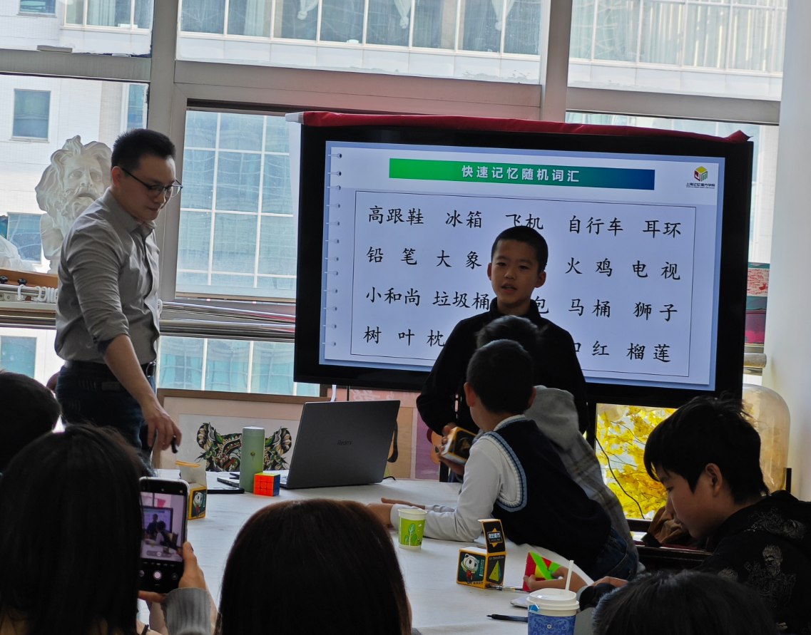 孩子积极回答问题