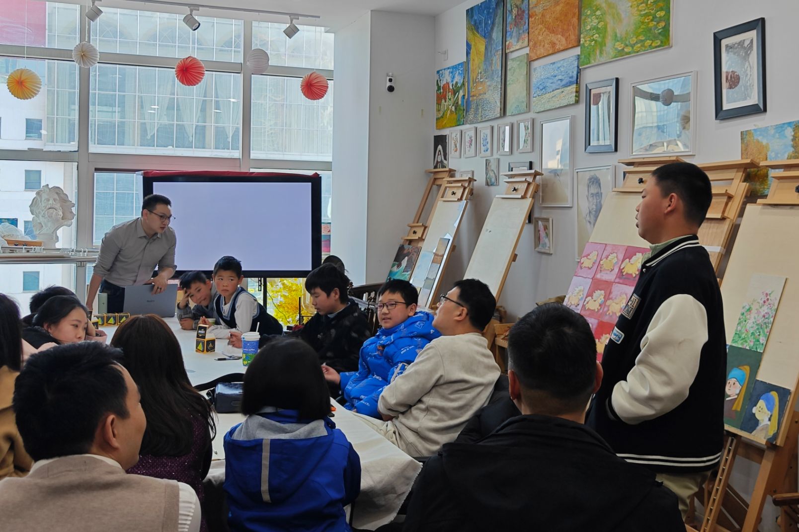 孩子积极回答问题