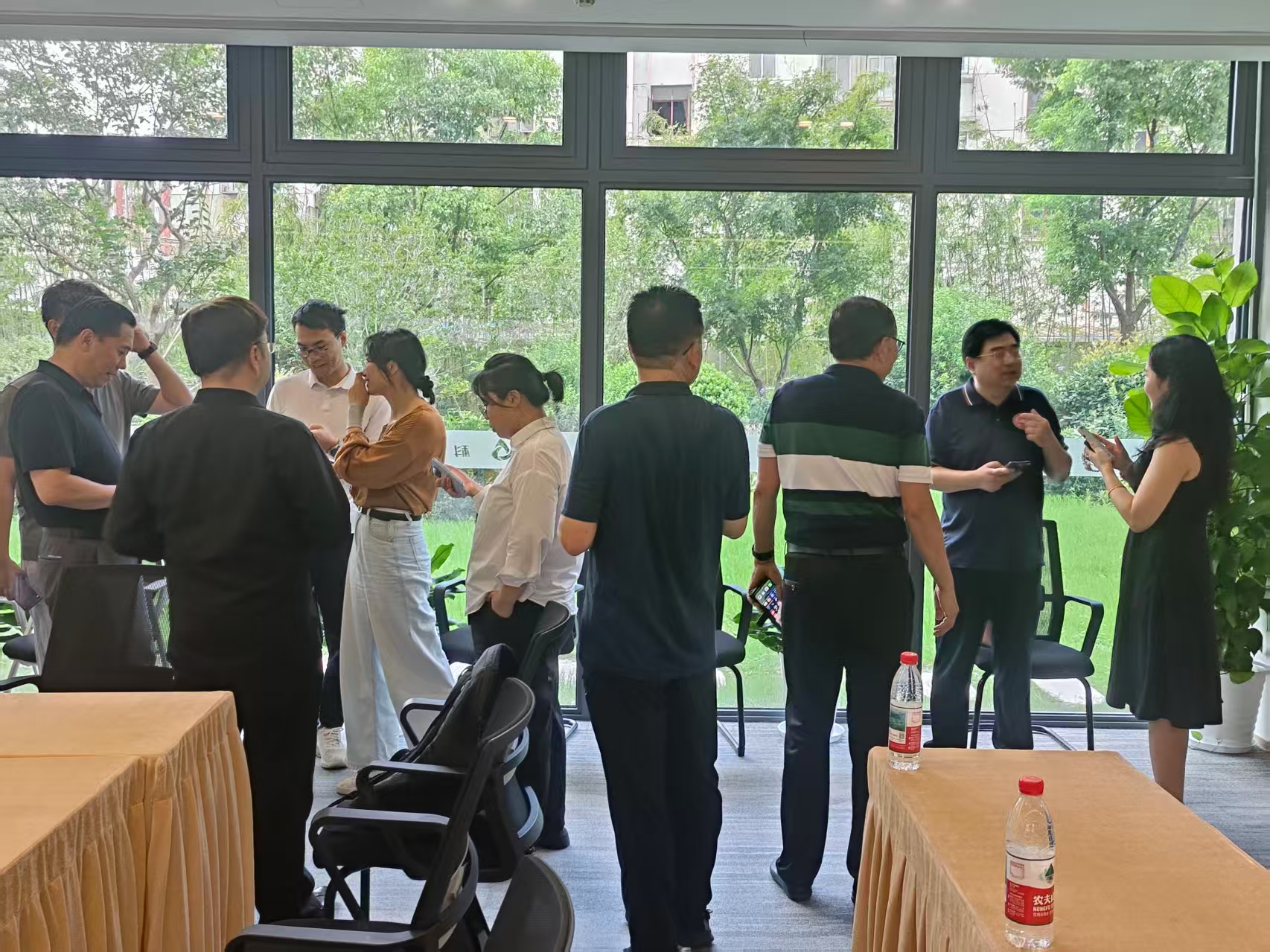 会场内部环境,宽敞明亮的会议室