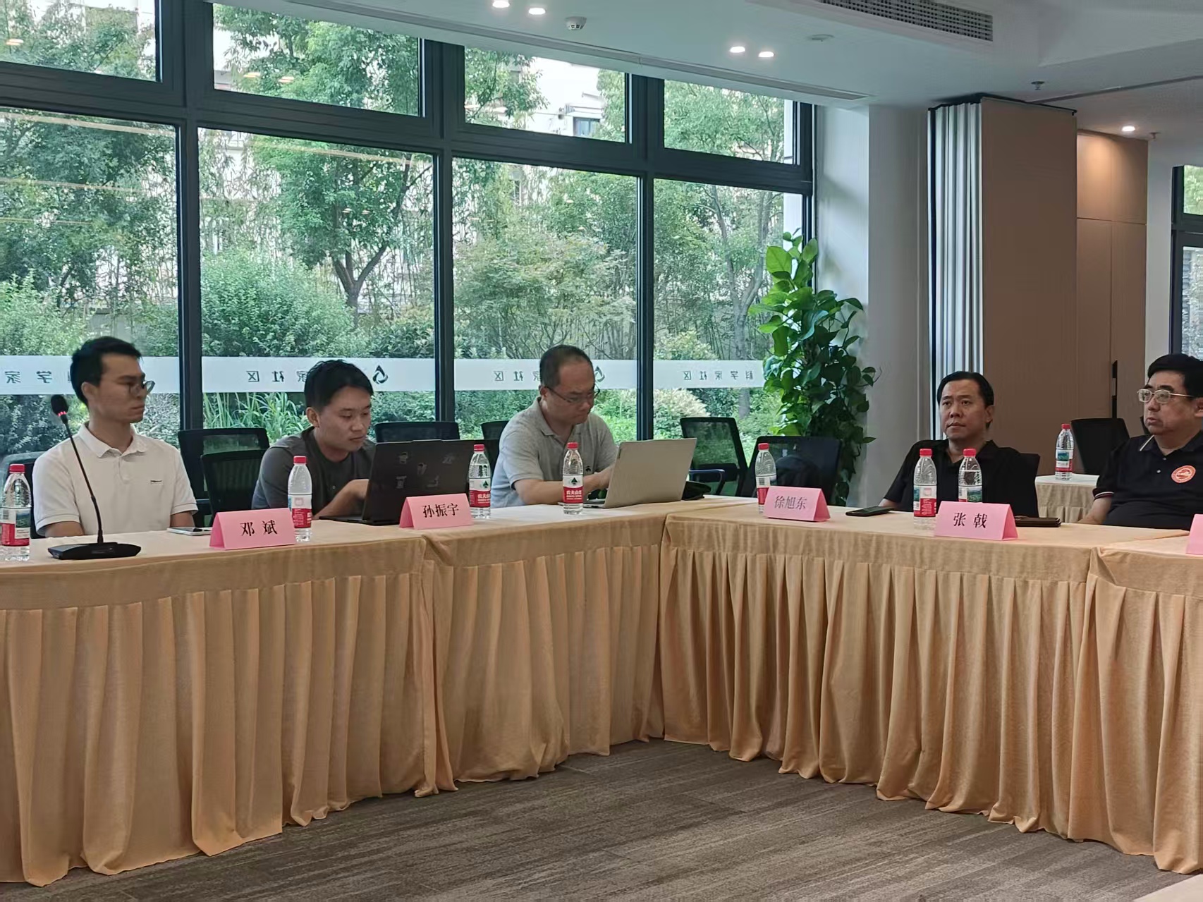 会场整体布局,适合小组讨论和演讲的空间