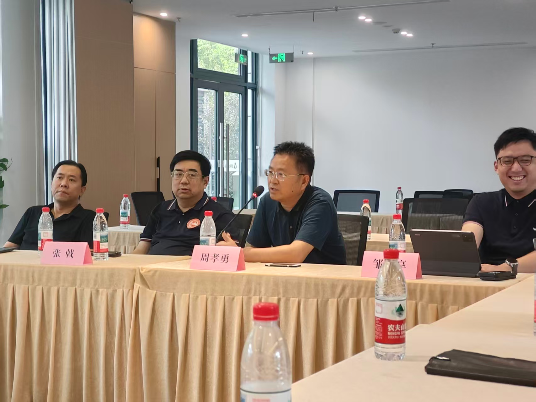 会场内部环境,宽敞明亮的会议室