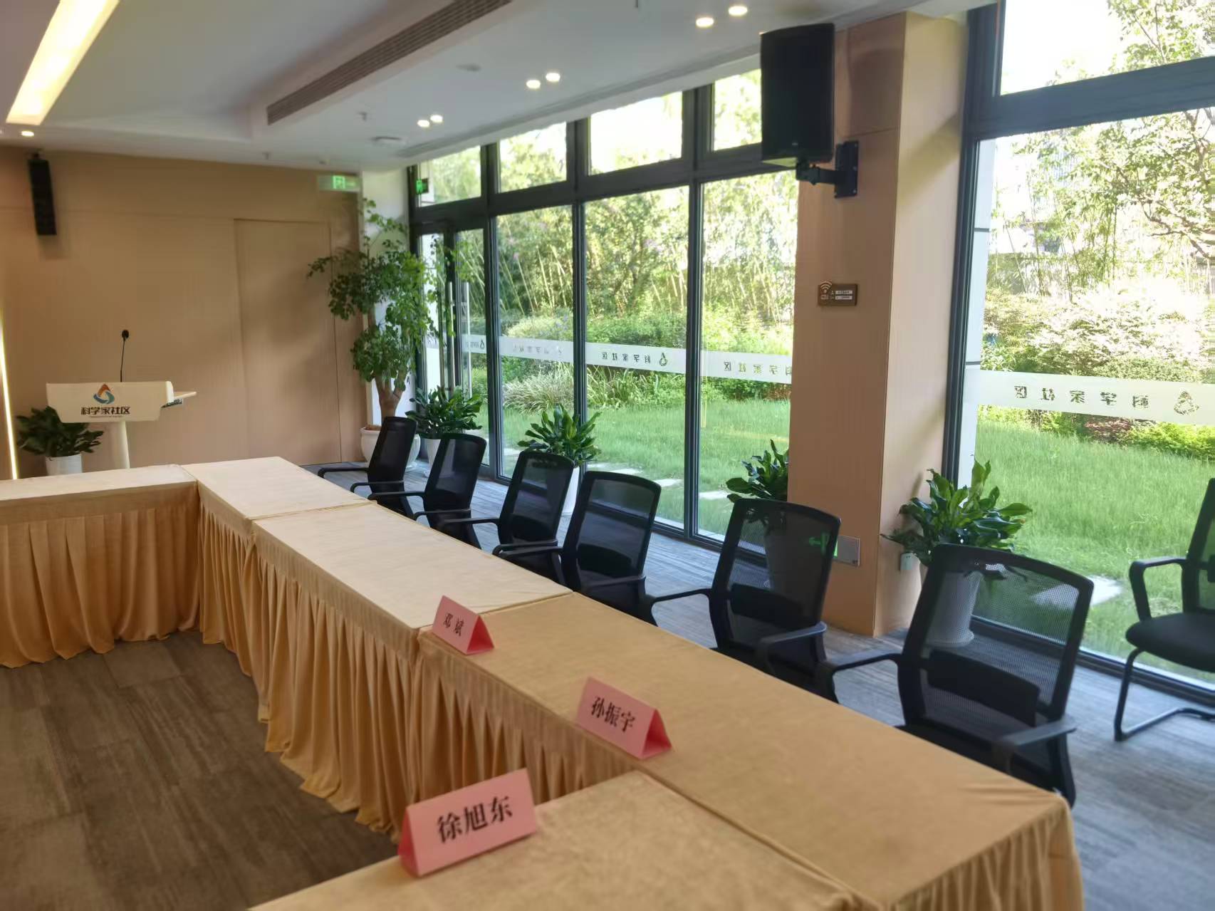 会场整体布局,适合小组讨论和演讲的空间
